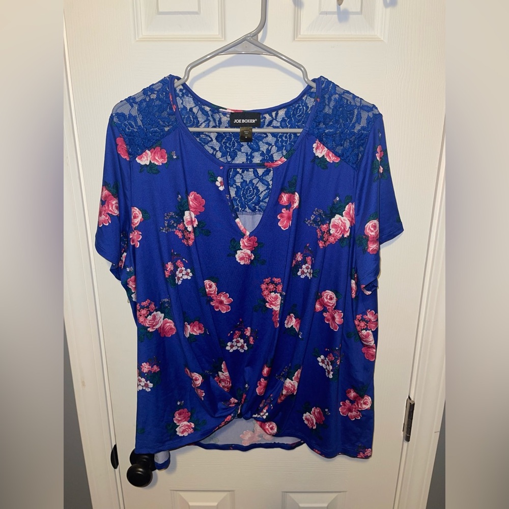 🩷 Flash Sale 🩷 Joe Boxer Blue Floral Tie Front Blouse Size 3x. Used GC.